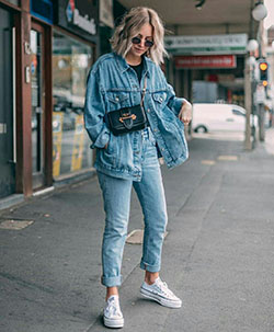 Oversized denim jacket outfit ideas: Jean jacket,  T-Shirt Outfit,  Street Style,  Turquoise And Blue Outfit,  Cool Denim Outfits,  Denim Jacket with Crop Top  