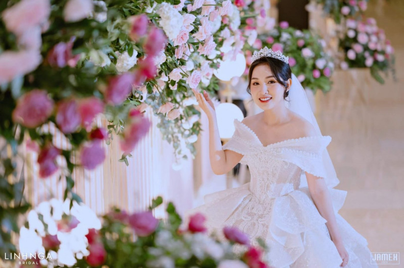 Linh Nga Bridal: Bạn đang tìm kiếm một thiết kế váy cưới đẹp như mơ? Chúng tôi xin giới thiệu đến bạn nơi tuyệt vời nhất để tìm kiếm trang phục đặc biệt của ngày trọng đại – Linh Nga Bridal. Với sự tận tâm và chuyên nghiệp của đội ngũ thiết kế, chắc chắn bạn sẽ tìm được chiếc váy cưới ưng ý nhất cho mình tại đây.