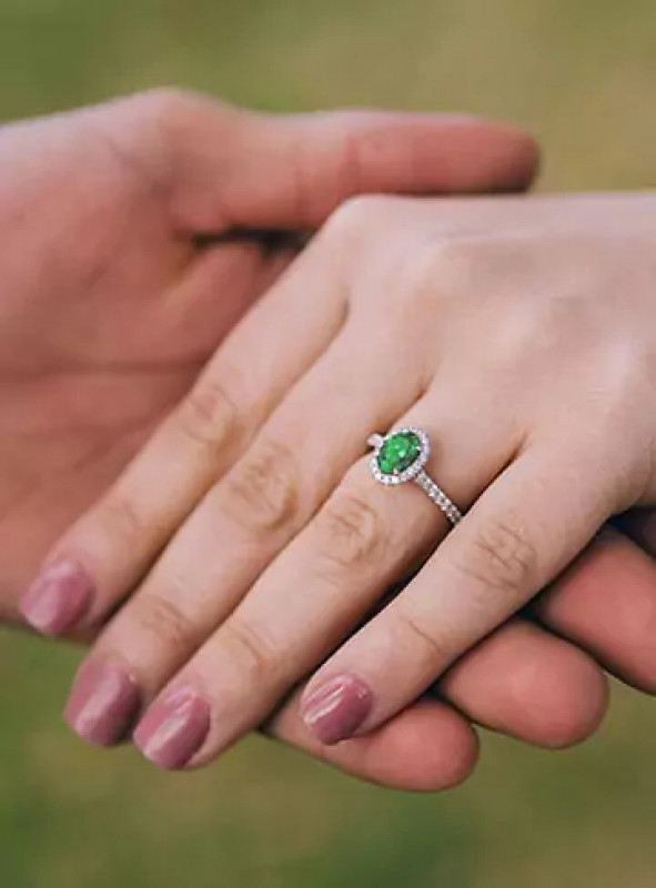 Emerald Engagement Rings: Timeless Elegance for Your Special Day: 