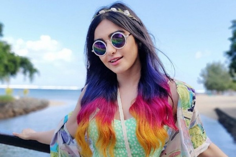 Express Yourself with Vibrant Colored Hair Extensions: 