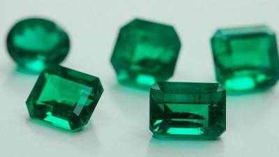 Emerald Splendor: The Beauty of Nature Captured in Gemstones: 