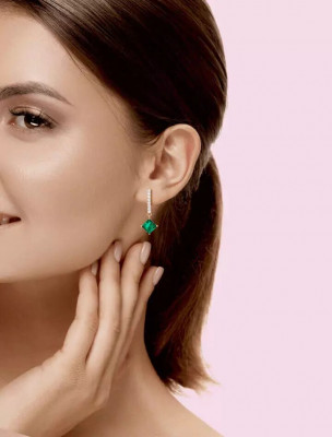 Elegant Emerald: Stunning Green Gemstone Earrings: 