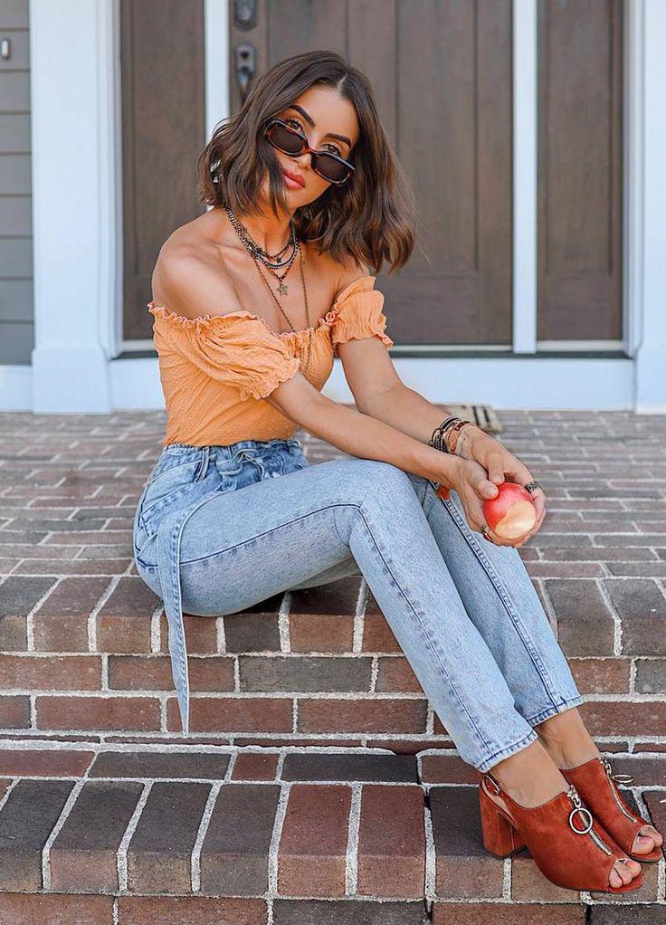 Brown heels and orange top Blusas Lovely Outfits With Style Jeans