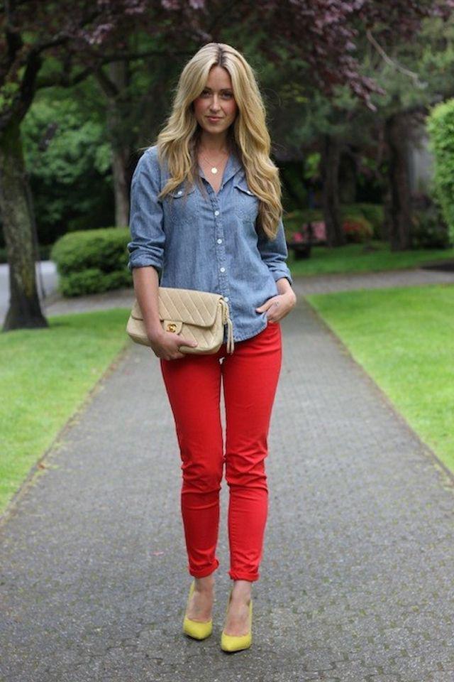 С чем одеть красные джинсы женские