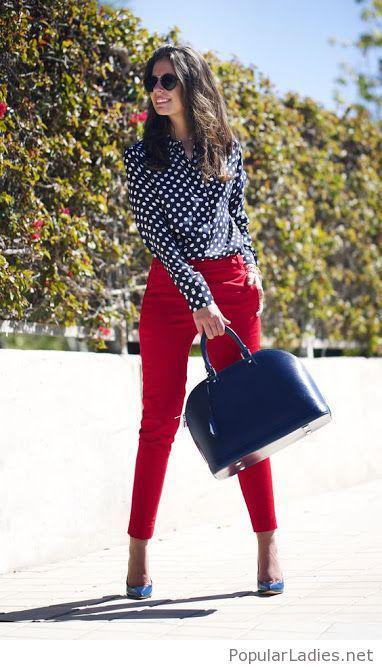 Outfit pantalon rojo. Polka dot shirt, red jeans and blue shoes on Stylevore
