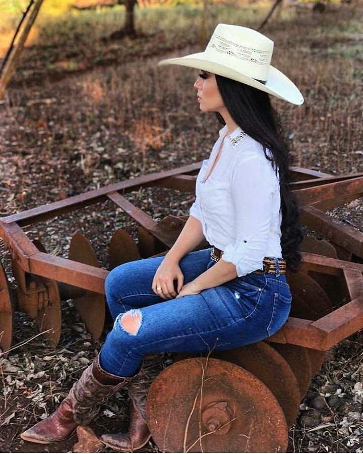 Morden cowgirl outfits with boots on Stylevore
