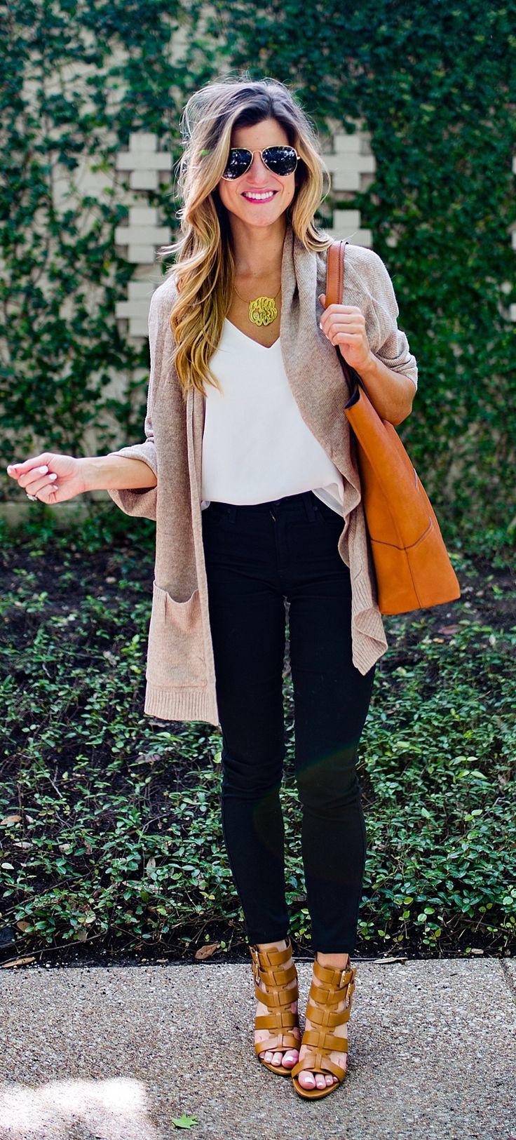 Black jeans spring outfit on Stylevore