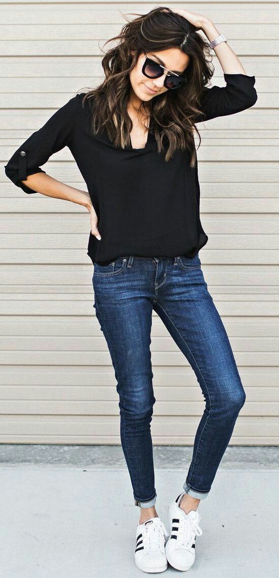 Skinny jeans with sneakers outfit on Stylevore