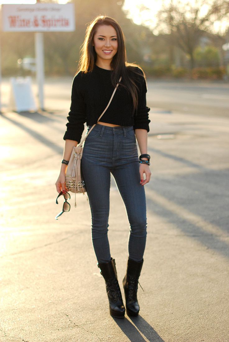 Crop top with high waist jeans on Stylevore