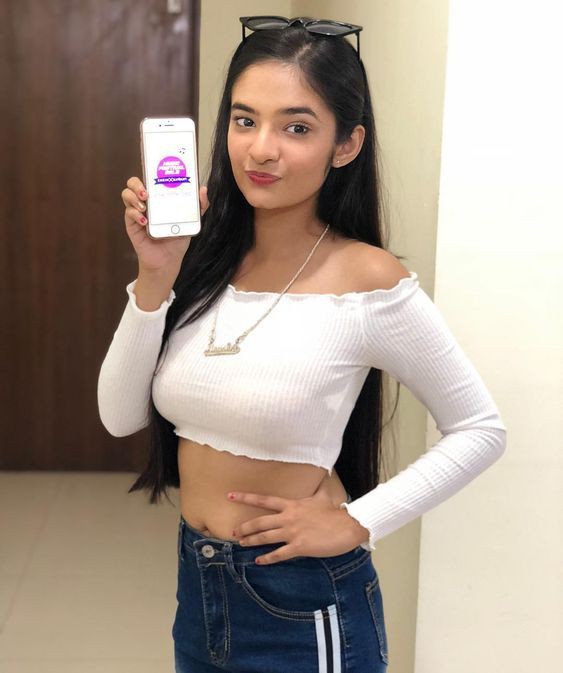 563px x 673px - Anushka Sen sexy pic in crop top on Stylevore