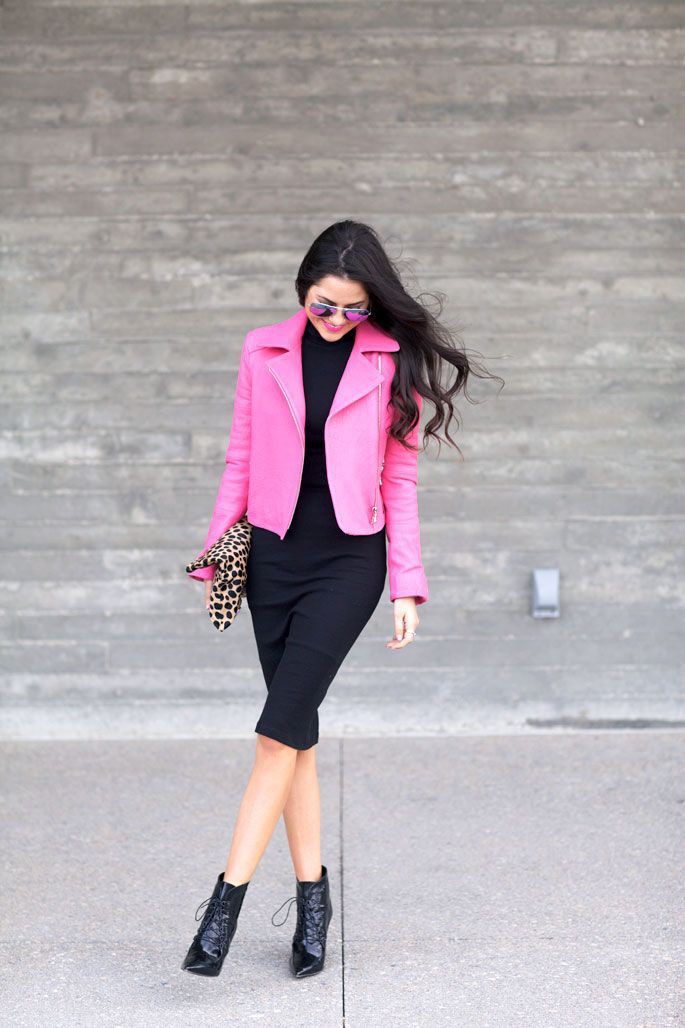 Черное платье и розовый пиджак