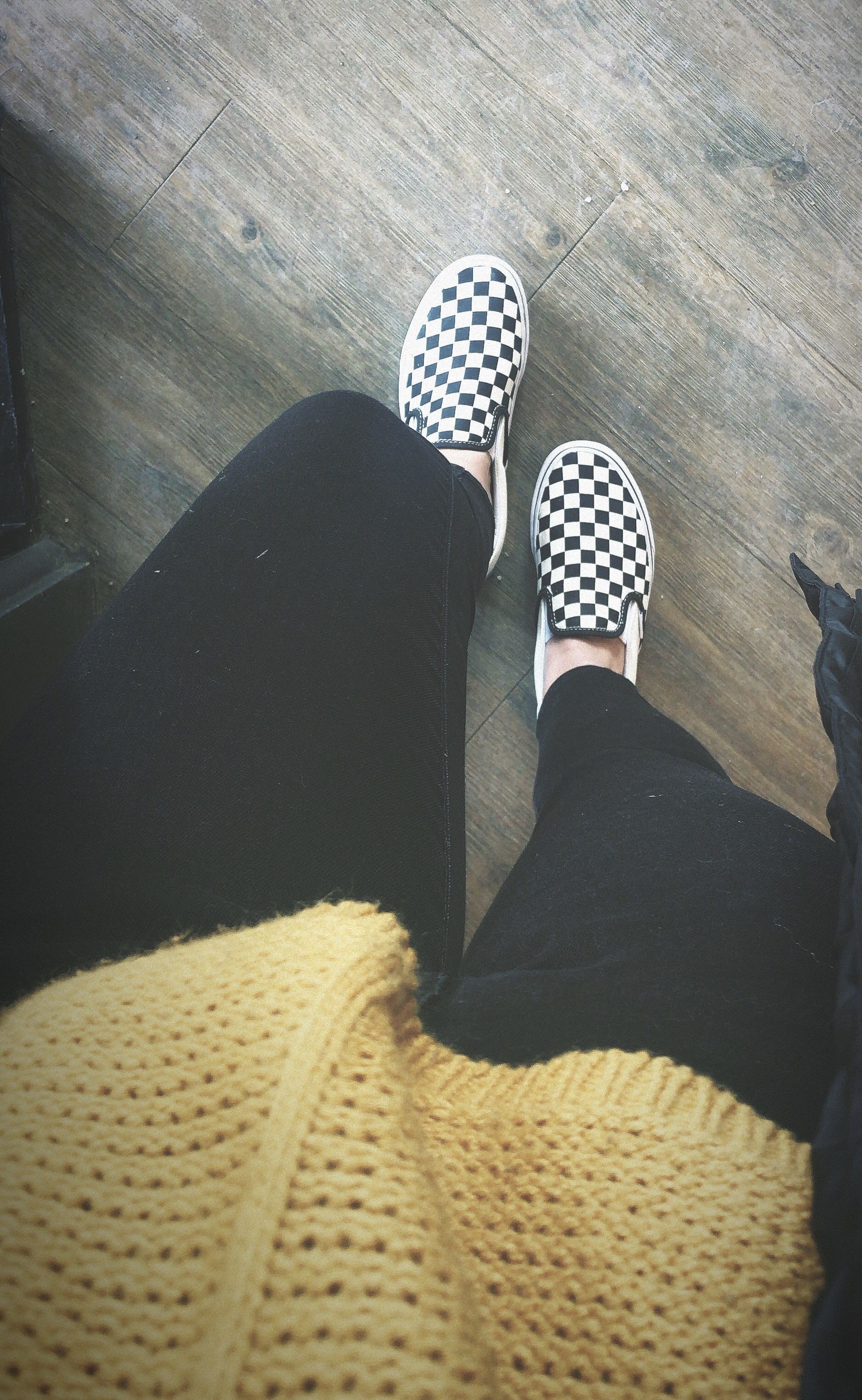 black and white checkered vans outfit