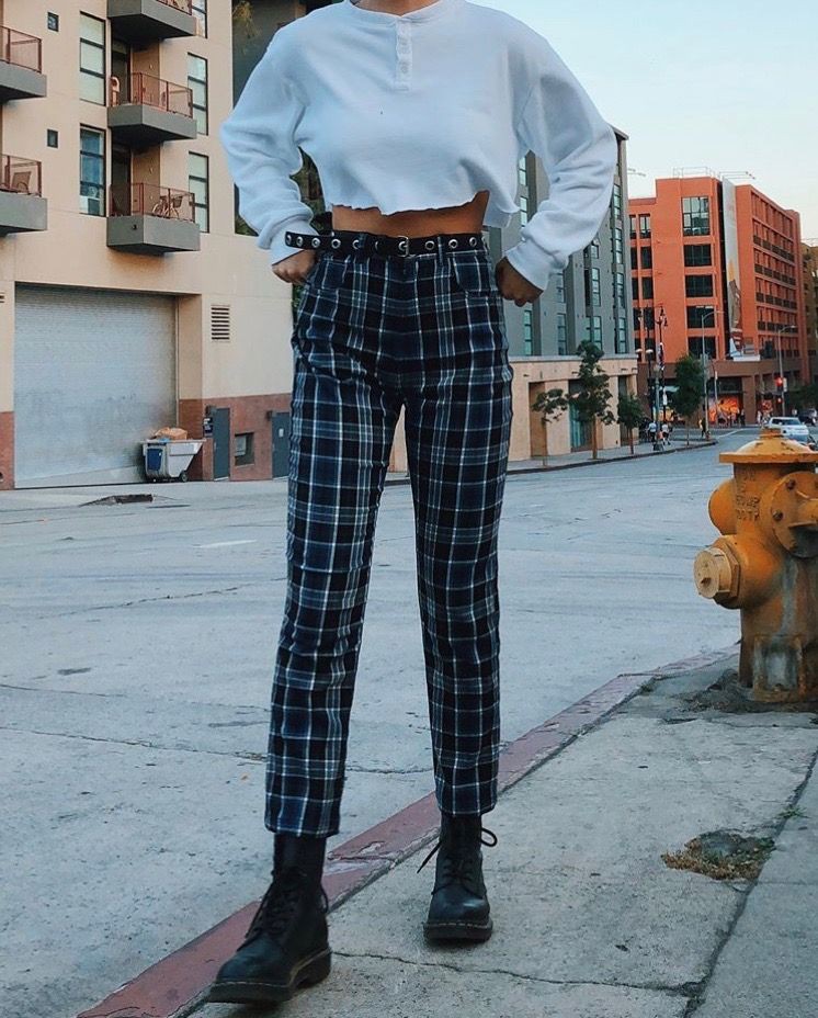 Emma chamberlain 🖤  Dc martens outfit, Doc martens outfit, 90s inspired  outfits