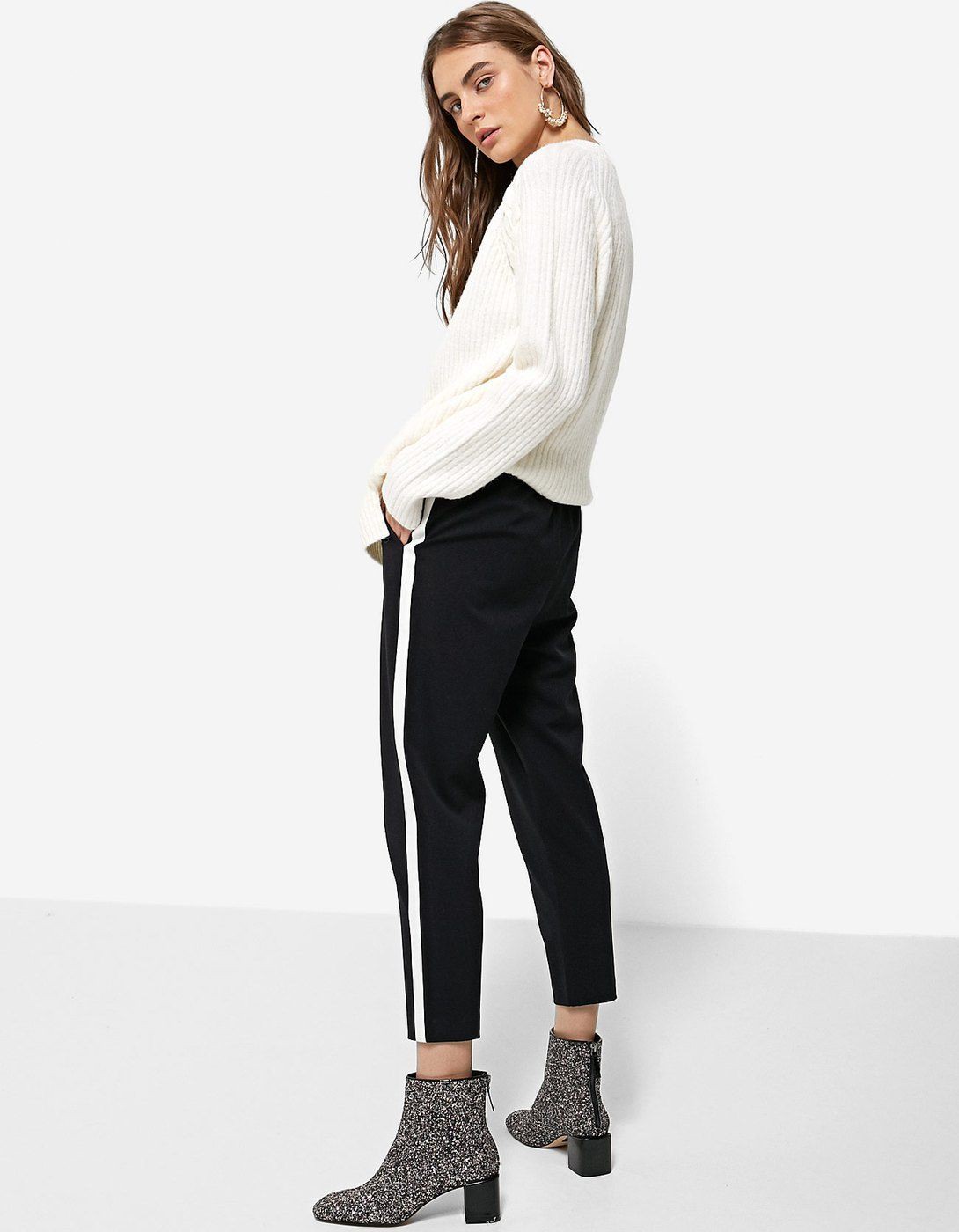 Pantalon negro raya lateral blanca stradivarius | Outfits With Side Stripe Trousers For Girls | Ã Trouser Outfits,