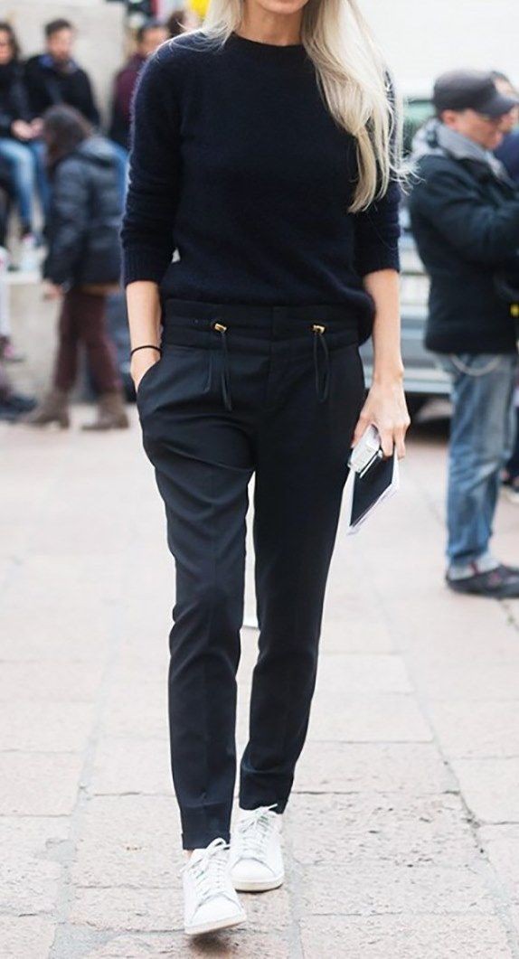Черные брюки с черными кроссовками женские