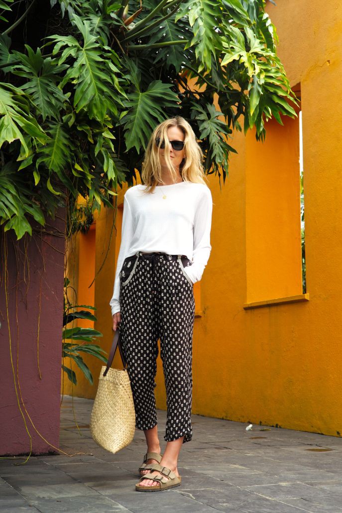 Womens active wear lounge pants outfit, Capri pants | Outfit Ideas With  Joggers | Capri pants, Crop top, Harem pants