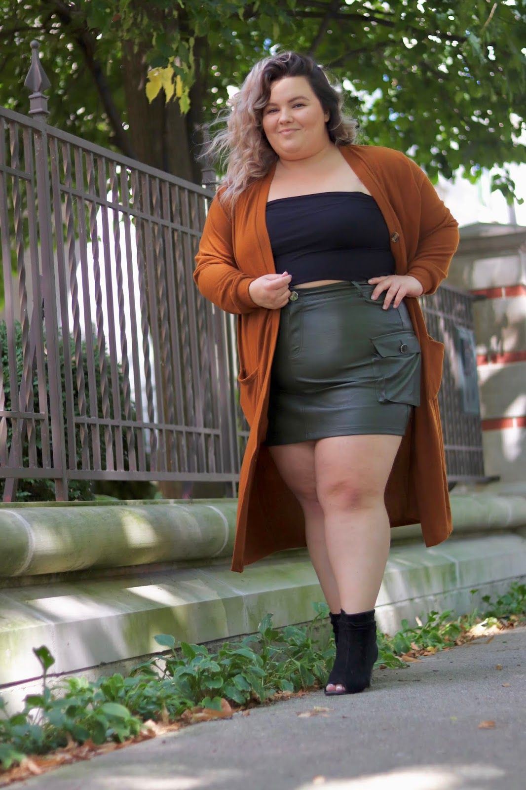 Classy Plus Size Casual Mini Skirt Outfits | Plus Size Leather Skirt ...