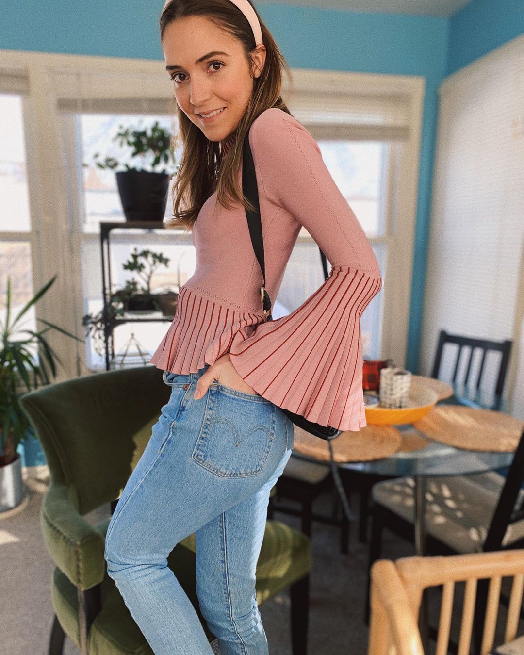 Pink Outfit With Denim Jeans Legs Picture Vacation Outfit Ideas