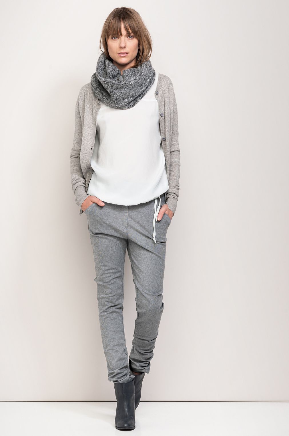 Grey sweatpants outfit winter | Joggers outfit for women | Casual wear,  Joggers Outfit, White Jacket