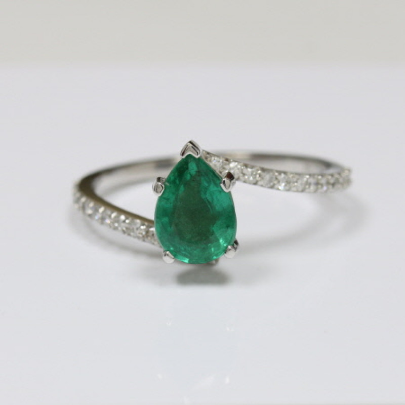 Effortlessly Chic Emerald and Diamond Prong Set Ring | Emerald ...