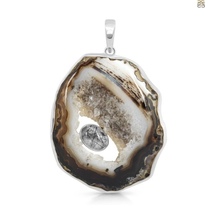 This Agate Black Pendant Is The Ideal Addition to Your Delicate Neckline: 
