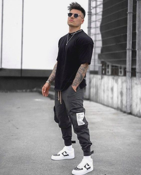 Grey Sweat Pant, Cargo Outfit Trends With Black T-shirt, Shoe | Outfit  coordination
